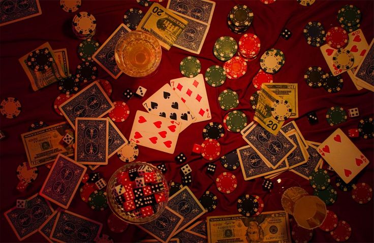 Roulette-Kessel und Spielkarten mit überlagerten Wahrscheinlichkeitsformeln — Symbolbild Glücksspiel-Mathematik